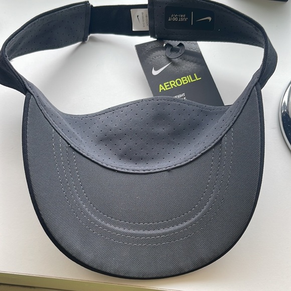 NWT Nike hat . Unisex - Picture 3 of 4
